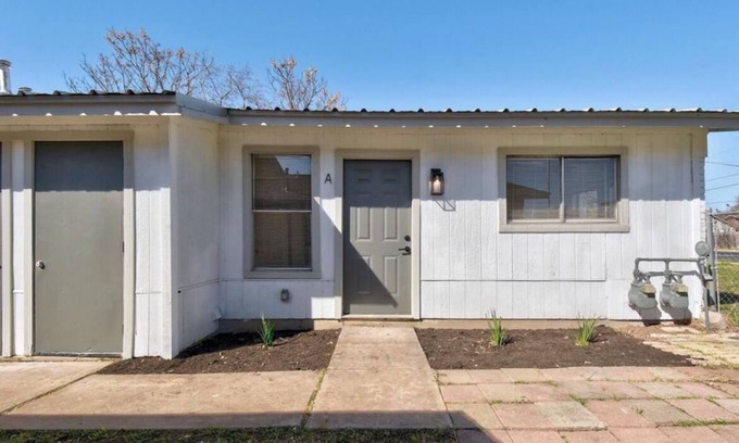 Franklin Park House | Austin Trio: 3bd near Congress, 6th, and Airport!