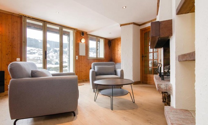 Le Planellet Apartment | Authentic 2BR apartment 500m from city center