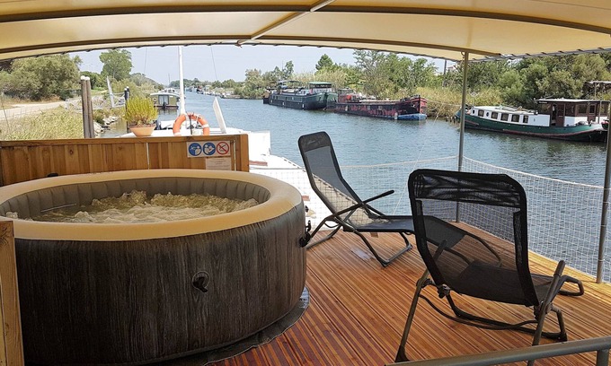 Aigues-Mortes Boat Rental | Authentic, comfortable houseboat 2 steps from the ramparts