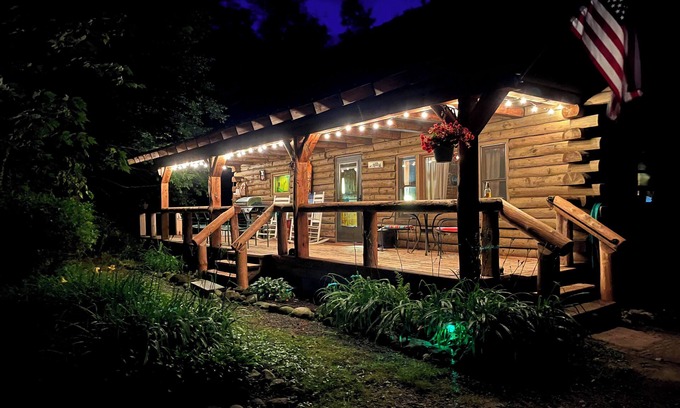 Campton Cabin | Authentic Log Cabin! Recently updated! Fun for families/Near Owl's Nest!