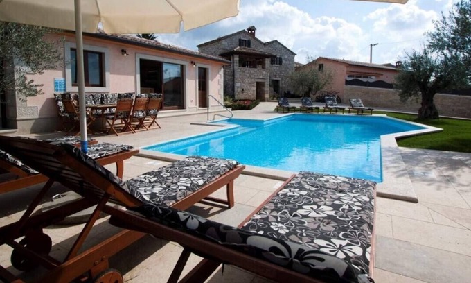 Visnjan Villa | Authentic Villa Ulika with a pool and a jacuzzi