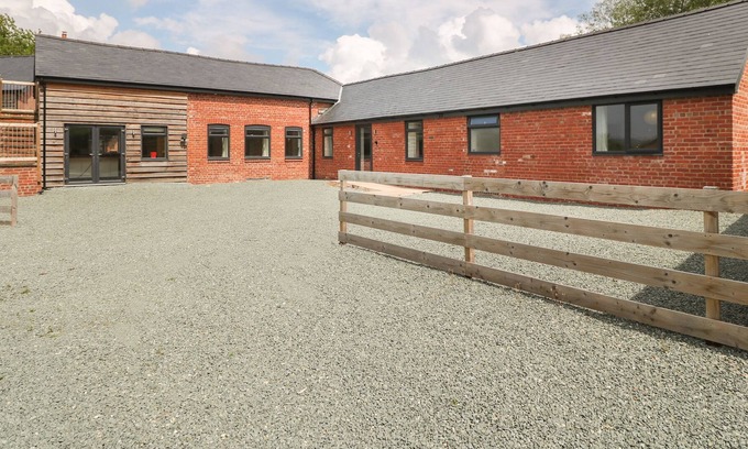 Forden Cottage | AUTUMN BROOK BARN, pet friendly, with a garden in Montgomery