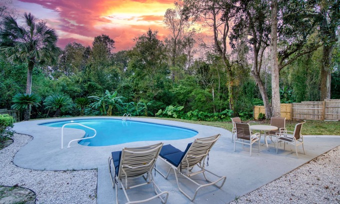 Del Rio House | Autumn Deal! Luxe Poolside Escape~Julington Creek~Grill~Sleeps 10