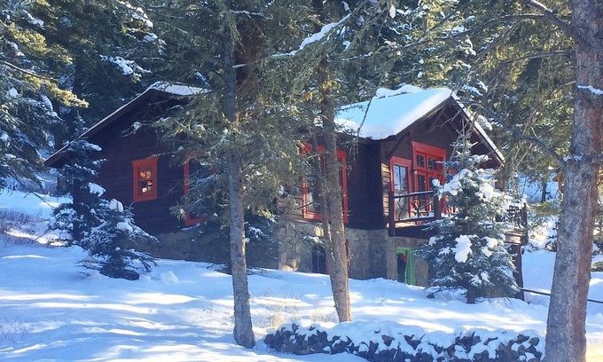 Gallatin Gateway Cabin | Autumn Discount on Montana Riverside Cabin