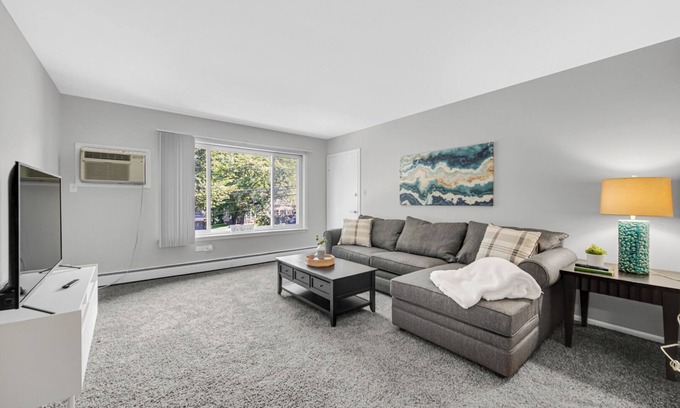 Crown Point Apartment | AVAIL 10/29- 1 bed/1 bath downtown Crown Point