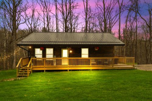Logan House | -AVAIL NEW BOOKING PROMOTIONS - Secluded Cabin King Bed XBOX WIFI HotTub Games Firepit Close to Hiking Trails