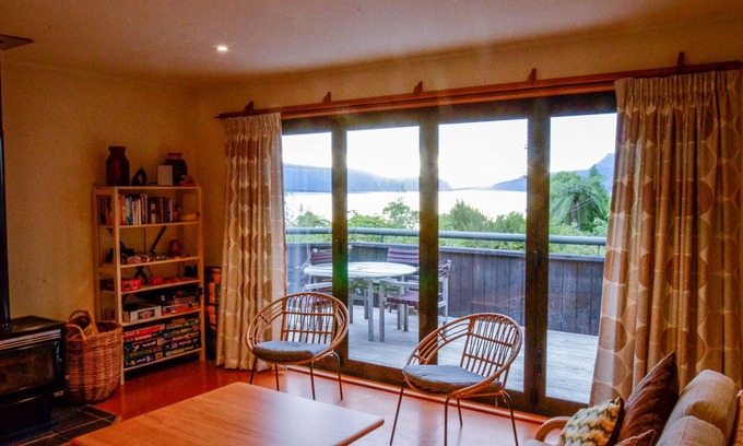 Lake Tarawera House | AVAILABLE 25-29 Oct and 22-26 DecnnStunning views – a lake house for all seasons