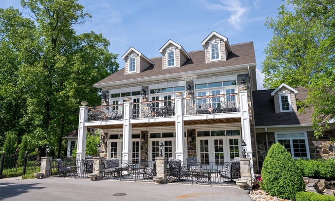 Carbondale House | Available for Thanksgiving for the First Time in Years!