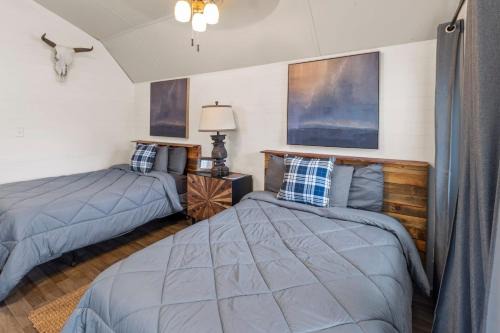 Oil City House | Available This Weekend, Kayaks & Across From Caddo