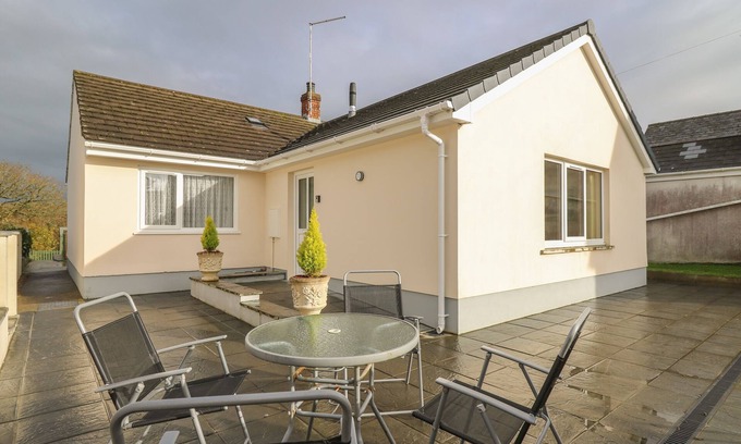 Cilgerran Cottage | AVALON, family friendly, character holiday cottage in Cilgerran