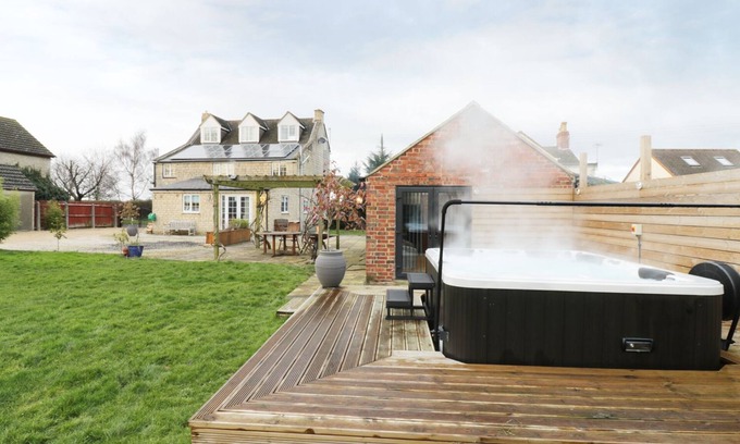 King's Stanley Cottage | AVALON, pet friendly, with hot tub in Leonard Stanley