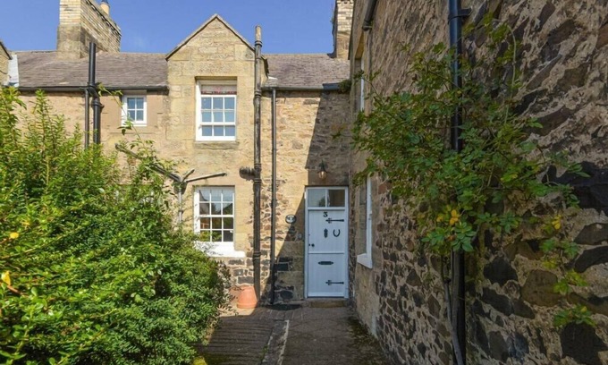 Waren Mill Cottage | AVOCET COTTAGE, pet friendly, country holiday cottage in Bamburgh