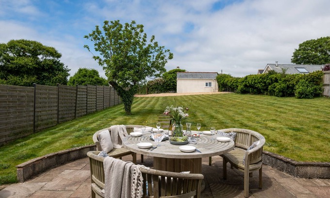 Thurlestone House | Avon Edge - Family and Dog-Friendly Seaside Escape with Garden, Near Beaches & South West Coast Pat