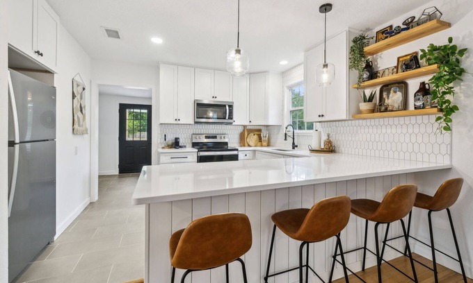 Avondale House | Avondale Deckhouse: Walk/Bike to Shops & Eats