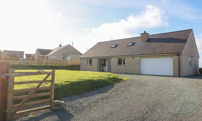 Rhoshirwaun Cottage | AWEL Y GRUG, pet friendly, with open fire in Aberdaron