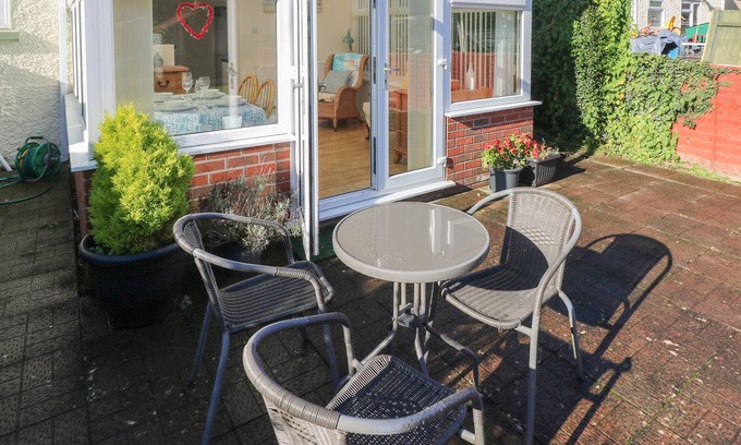 Burry Port Cottage | AWEL Y MÔR, pet friendly, country holiday cottage in Burry Port