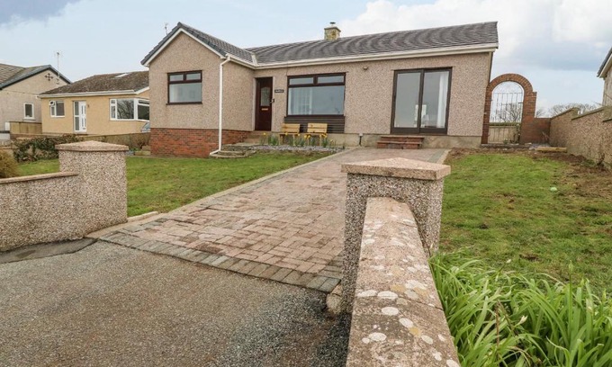 Llanfaelog House | Awelfryn