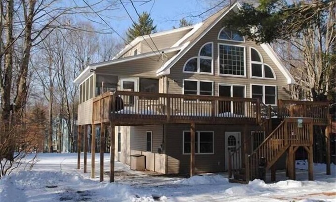 Pocono Lake Ski Chalet | Awesome Fully Equipped Arrowhead Lake Chalet - Fast WiFi - Book Now!