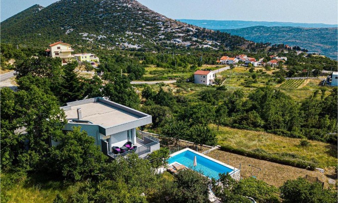 Gornje Sitno House | Awesome Home In Gornje Sitno With Wifi, Outdoor Swimming Pool And Heated Swimming Pool