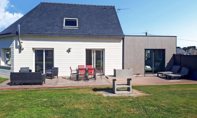 Ploudalmezeau House | Awesome home in Ploudalmézeau with WiFi