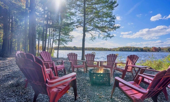 Tobyhanna House | π Awesome LAKEFRONT House w/Hot Tub - Honeybee Hideaway π