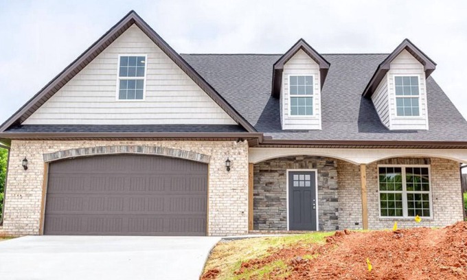Knoxville House | Awesome new and Spacious 4-bedroom home in N Knoxville with WiFi, AC, near town