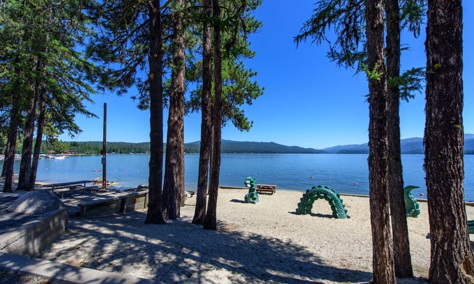 McCall Cabin | AWESOME! NEW LISTING! Charming Cabin w Hot Tub - Euro Feel, Nr Lake