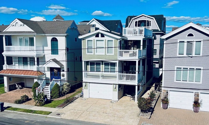 South End House | Awesome SINGLE FAMILY HOUSE- 6 HOUSES FROM BEACH-Quiet southern end