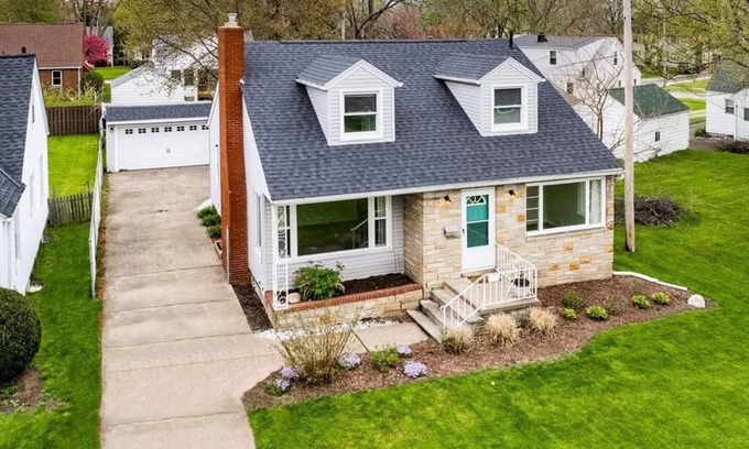 Lorain Bed & Breakfast | Awesome Stay - 1 min away lake Erie / Boat rental , Cedar point (Upstair)