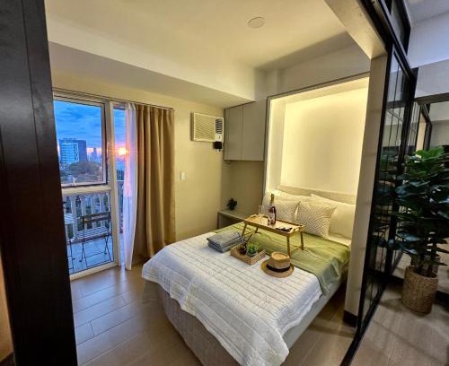 Pinagsama Apartment | Awesome Sunset View in Venice Mall Suite with PS5 30th edition, Walk to Everything, 5 mins away to BGC, DisneyPlus, Prime Video, HBO Max