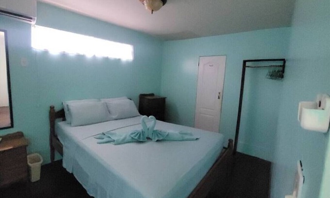 Caye Caulker Hotel | Axios Caye Caulker Family Bungalow Kitchen & AC