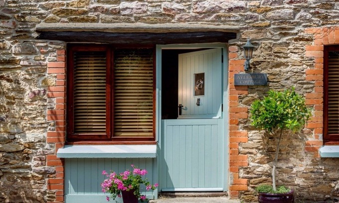 Combe Martin Cottage | Aylesbury Cottage Sleeps 2