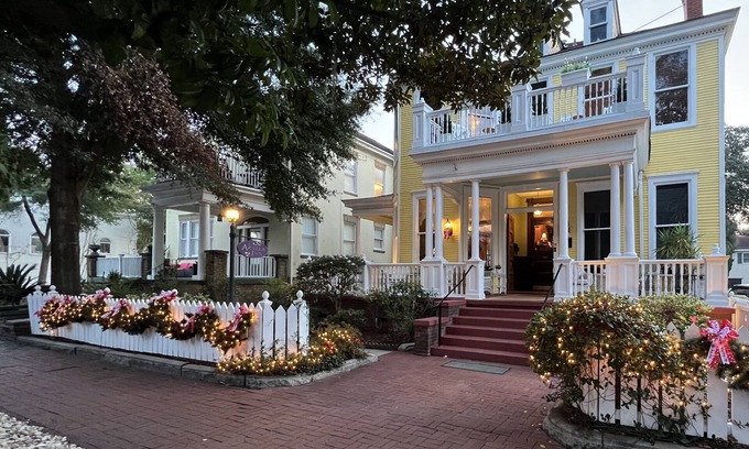Historic Downtown Savannah Bed & Breakfast | Azalea Inn and Villas