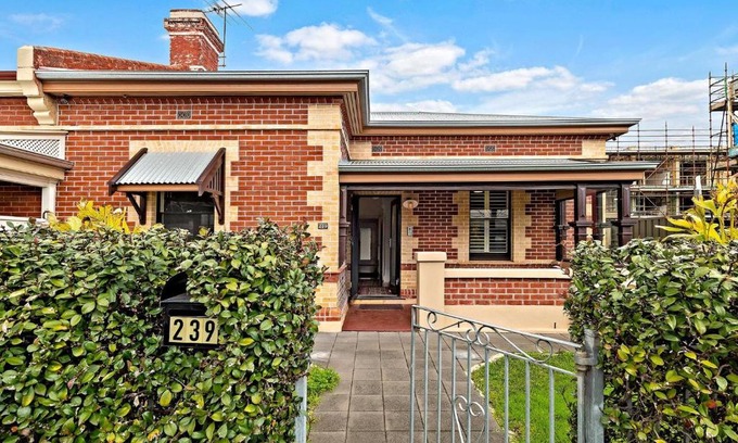 Adelaide Central Business District House | Azami - Charming Gilbert Cottage