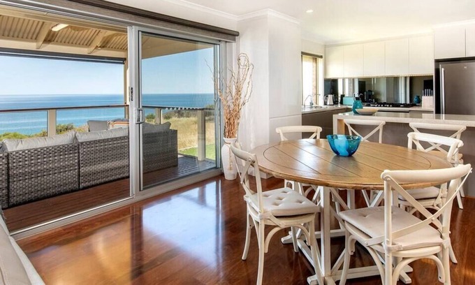 Hallett Cove House | AZUL is a private and beautifully styled getaway