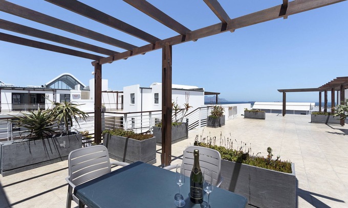 Big Bay Apartment | Azure 220, Blouberg