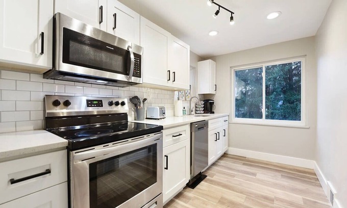 Pittsburgh Apartment | Azure- FREE Parking! King bed!