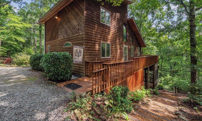 Dahlonega Cabin | Azure Springs- Secluded Mountain Retreat in Dahlonega. Perfect for Families!