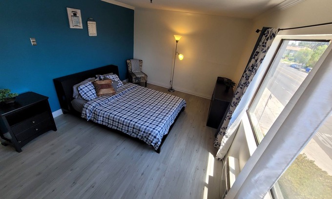 Pico - Robertson Hotel | (B00) Queen Bed Hotel Style Suite