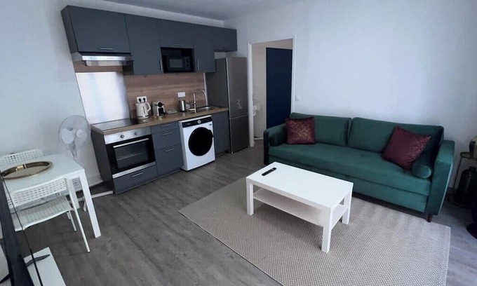 Bondy Apartment | B11 - Gare, Paris, Disney au calme by Villa Dengous