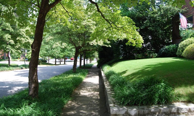 Brookwood Apartment | B1bl Cute Condo Walkable to Midtown 1 Block From Marta