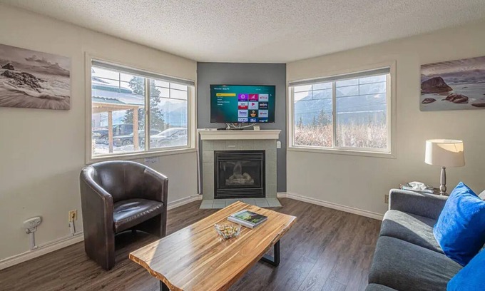 Harvie Heights House | B211-HotTub/KingBed/AC/FreeParking/View/2BR/Sleep8