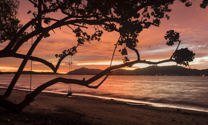 Koh Lon Resort | Baan Mai Beachfront Phuket Lone Island