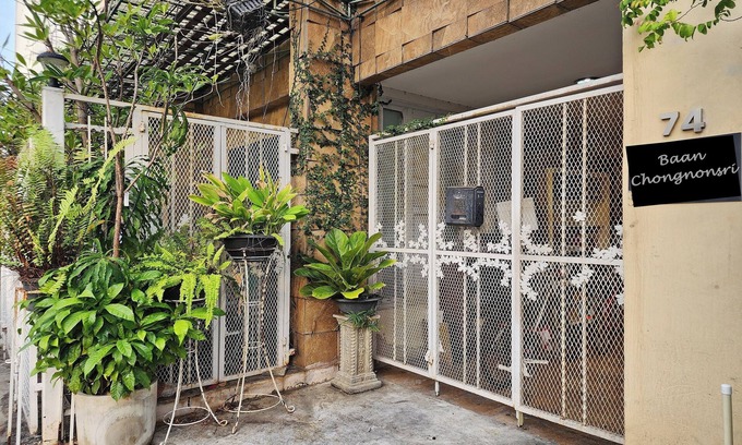 Thung Maha Mek Hotel | Baan Nara 15
