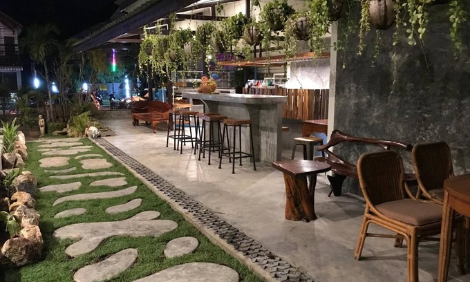 Bophut Hills Hotel | Baan Sala Lung Dam Hotel