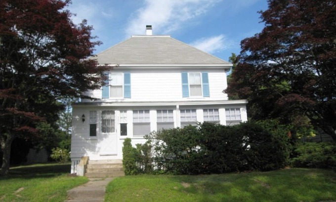 West Hyannisport House | Baby & Pet Friendly, Central AC, 4 BR sleeps 8, Traveling Nurse Welcome