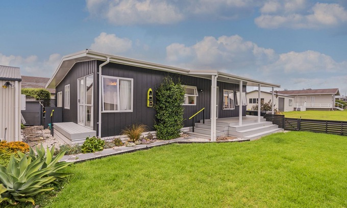 Whangamata House | Bach Life on Seabreeze - Whangamata Holiday Home