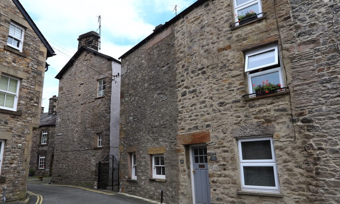 Kirkby Lonsdale Cottage | BACK COTTAGE, pet friendly, with open fire in Kirkby Lonsdale