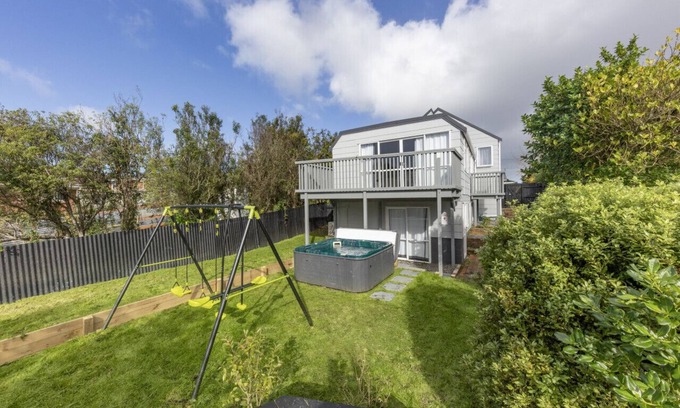 Mount Roskill Apartment | Back House 1564 · The Cottage: 4 Bedroom 3 bath Mount Roskill
