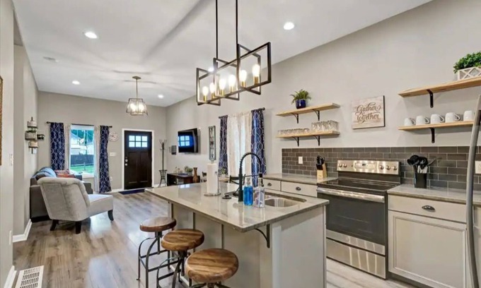 New Albany House | Backyard BBQ in New Albany-Close to Louisville!